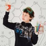 Kinder zu Hause mit spannenden wissenschaftlichen Experimenten beschäftigen